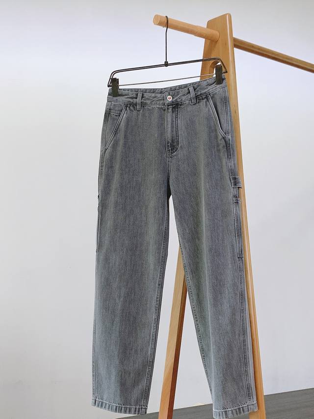Bottega Veneta 葆蝶家 2025Fw早秋新品 男款编织皮标立体多袋设计工装元素微锥形牛仔裤 关于款式及设计： Bv出品，非常规结构的五袋牛仔裤，时