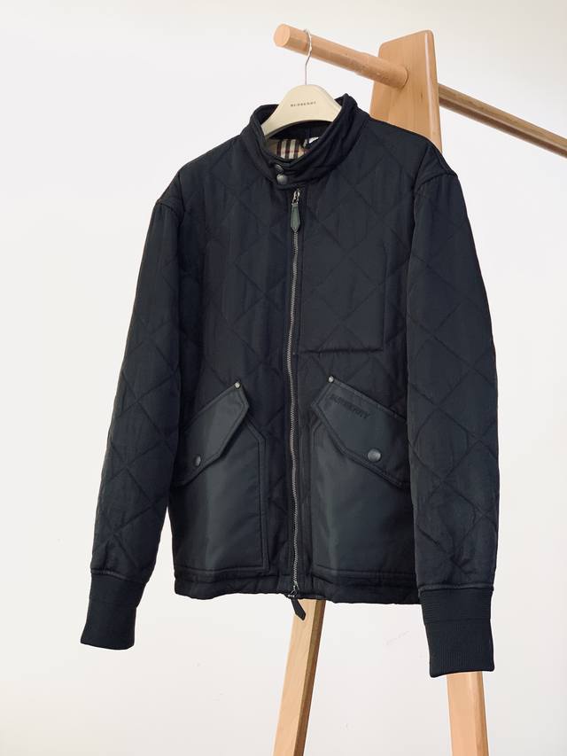 Burberry 巴宝莉 绗缝棉服夹克外套 整体采用经典的黑色调，沉稳大气又百搭 ，轻松适配各种场合与穿搭风格。利落的短款版型，修饰身形，展现干练气质。 绗缝工