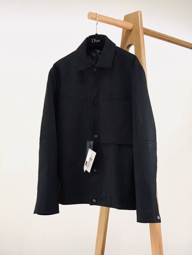 Dior Homme 迪奥 桀傲 黑色绒面羊皮革夹克。渠道顶级~柜上公价46750大洋的高奢单品 男士商务休闲系列外套，结合反绒工艺制作而成 柔软舒适，细节设计