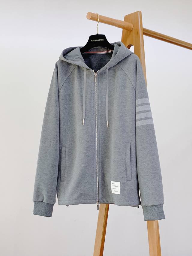 Thom Browne 汤姆 布朗 2025Fw秋冬新品 拉链连帽混纺外套，标志性四道杠，独特标识。 外套袖子上标志性的条纹设计，是Tb经典元素的呈现。简洁的几