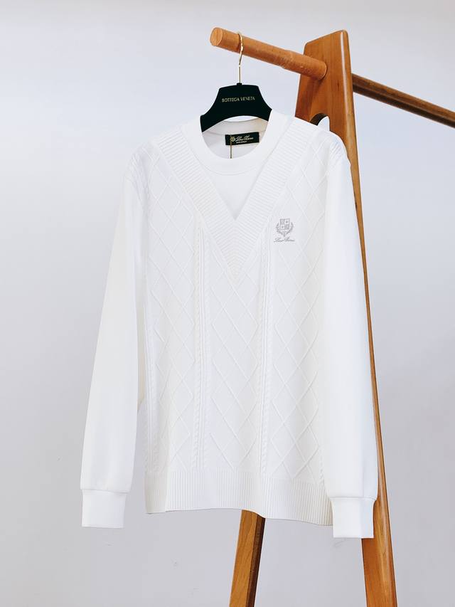 Loropiana L.P2580Fw早秋新品 假两件休闲套头卫衣 菱格绞花拼接设计，复古与精致并存 V 型坑条+立体织带，层次丰富不单调 胸前徽章刺绣，细腻饱