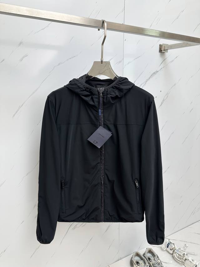 Prada 2025春夏休闲夹克外套，贸易公司渠道稀出，同步官网发售，男神女神最为期待的精品狠货重磅来袭，让你感受到什么叫真正的高奢有内涵基础常规的连帽夹克版型