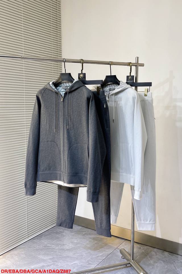 套装 上衣 裤子 Z887 Drdior 新品卫衣套装整套衣服的版型，挺括有型，搭配Logo点缀 做工任何瑕疵，进口高密度天丝加莱赛尔加针织面料，双面针织里外一