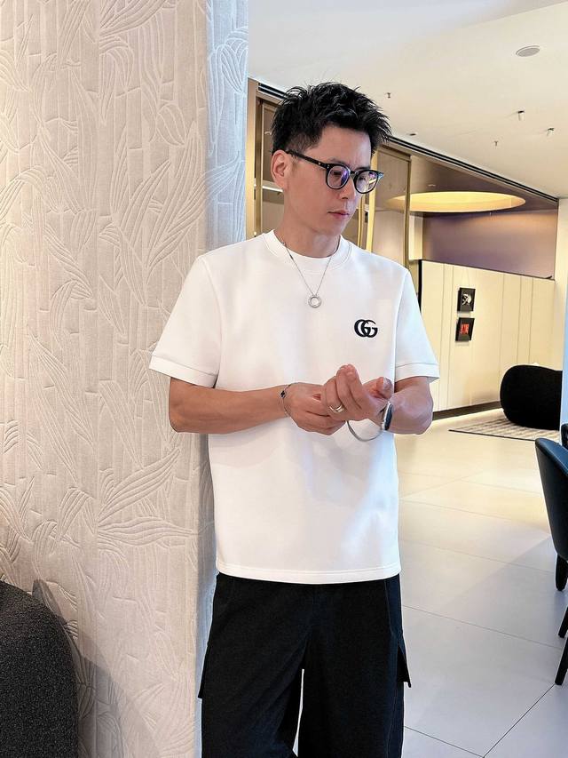 古驰 2025秋冬 圆领刺绣短袖T恤打底衫 元素性的Logo徽章凸显休闲时尚魅力,依然独领时尚风骚.内搭好伴侣 客供高支弹力针织100%液氨空气层面料,平整匀称