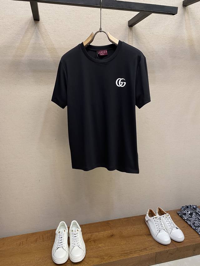 Gucci，新款短袖Yyds 日常出门闭眼搭 定制纯棉弹力棉面料短袖T恤 魅力在于创造了简约奢华感的时尚,随意搭配感受英式风格独特气质. 宽松的版型展现出休闲随