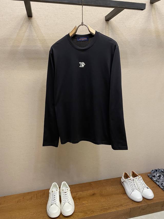 Lv、男女同款圆领长袖T恤 秋天可外穿 冬天可打底 一年四季可穿 超高性价比 随意对比 面料采用原版订制纯棉长绒棉 压肤感觉超舒服，非常重磅且有质感 自然随性的