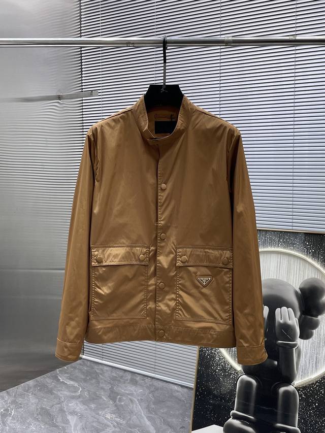 普拉达 Prada 2025Ss新款 立领 夹克 外套，高端版本！专柜定制面料 透气舒适度高，细节无可挑剔，品牌元素设计理念，体现高品质。手感细腻柔软！呈现休闲