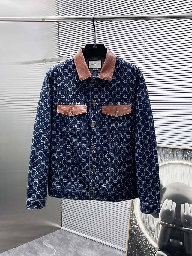 古奇 Gucci 2025新款 翻领 牛仔 夹克 外套，高端版本！专柜定制面料 透气舒适度高，细节无可挑剔，品牌元素设计理念，体现高品质。手感细腻柔软！呈现休闲