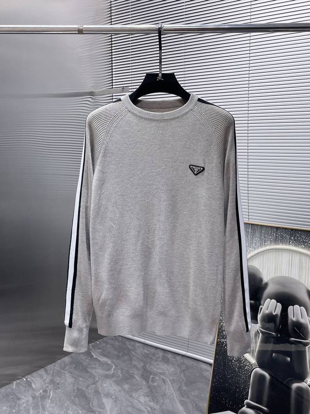 普拉达 Prada 秋冬新款 羊毛混纺 圆领 长袖 毛衣 羊毛衫 打底衫，高端版本！专柜定制面料 透气舒适度高，细节无可挑剔，品牌元素设计理念，体现高品质。手感