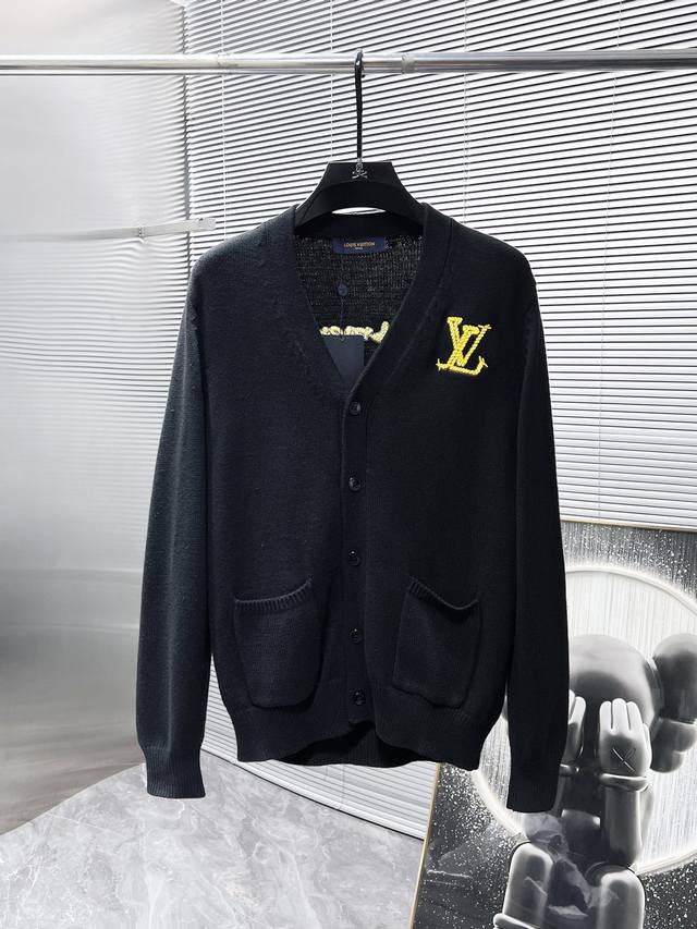 路易威登 Lv 顶级版本 2025Ss新款 羊毛混纺 开衫 长袖 毛衣 羊毛衫 打底衫，高端版本！专柜定制面料 透气舒适度高，细节无可挑剔，品牌元素设计理念，体