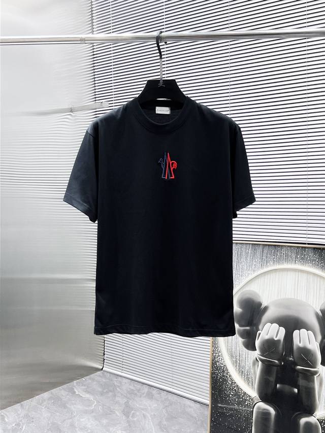 蒙口 Moncler 2025Ss新款 半袖 体恤 短袖 圆领T恤，高端版本！专柜定制面料 透气舒适度高，细节无可挑剔，品牌元素设计理念，体现高品质。手感细腻柔