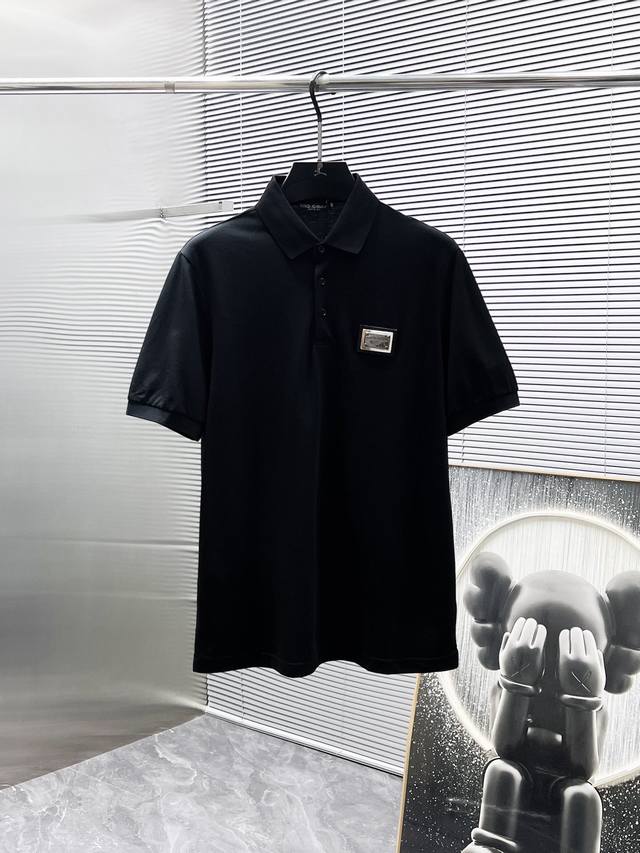 杜嘉班纳 Dg 2025Ss夏季新款 翻领短袖T恤 Polo衫，高端版本！专柜定制面料 透气舒适度高，细节无可挑剔，品牌元素设计理念，体现高品质。手感细腻柔软！