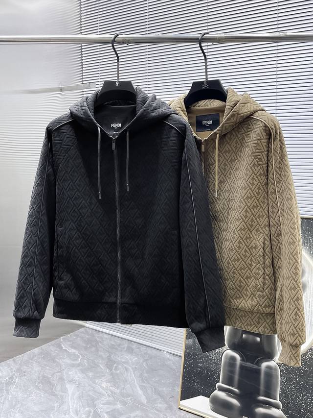 芬迪 Fendi 2025新款 连帽 夹克 外套，高端版本！专柜定制面料 透气舒适度高，细节无可挑剔，品牌元素设计理念，体现高品质。手感细腻柔软！呈现休闲裁剪，