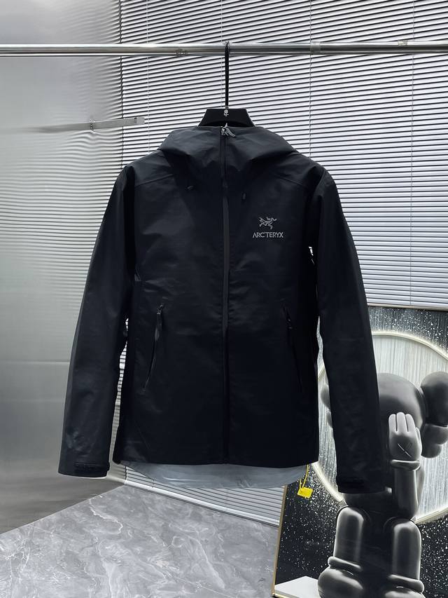 Arc‘Teryx 始祖鸟Beta Gtx Lt 防水硬壳冲锋衣 连帽夹克 三层面料最后的效果挺括轻薄 防水性能俱佳 多裁片对称立体位的拼接剪裁 论人体工学和专