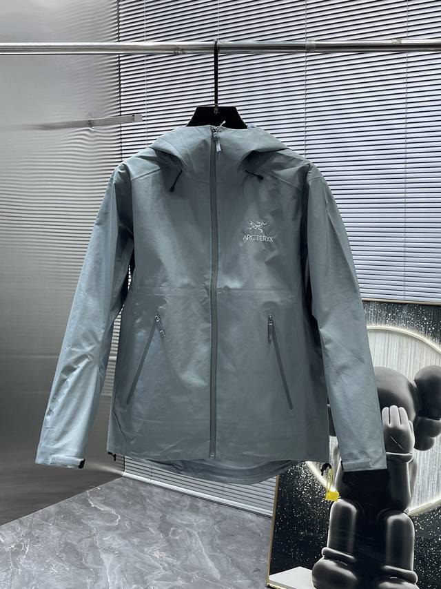 Arc‘Teryx 始祖鸟Beta Gtx Lt 防水硬壳冲锋衣 连帽夹克 三层面料最后的效果挺括轻薄 防水性能俱佳 多裁片对称立体位的拼接剪裁 论人体工学和专