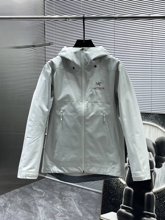 Arc‘Teryx 始祖鸟Beta Gtx Lt 防水硬壳冲锋衣 连帽夹克 三层面料最后的效果挺括轻薄 防水性能俱佳 多裁片对称立体位的拼接剪裁 论人体工学和专