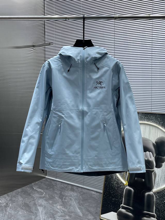 Arc‘Teryx 始祖鸟Beta Gtx Lt 防水硬壳冲锋衣 连帽夹克 三层面料最后的效果挺括轻薄 防水性能俱佳 多裁片对称立体位的拼接剪裁 论人体工学和专