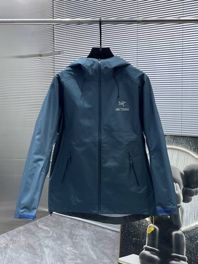 Arc‘Teryx 始祖鸟Beta Gtx Lt 防水硬壳冲锋衣 连帽夹克 三层面料最后的效果挺括轻薄 防水性能俱佳 多裁片对称立体位的拼接剪裁 论人体工学和专