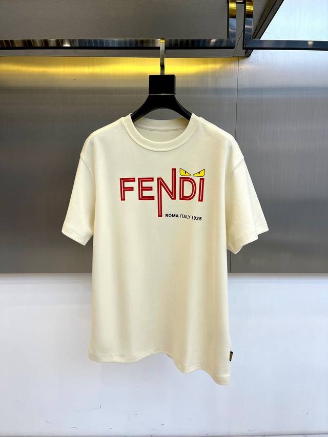 Fendi芬迪、2025秋冬中袖T恤。胸前红色 Fendi 标志如永恒之城的现代图腾，字母 N 上方的黄色眼睛图案暗藏品牌顽皮基因 这是罗马1925年传承至今的