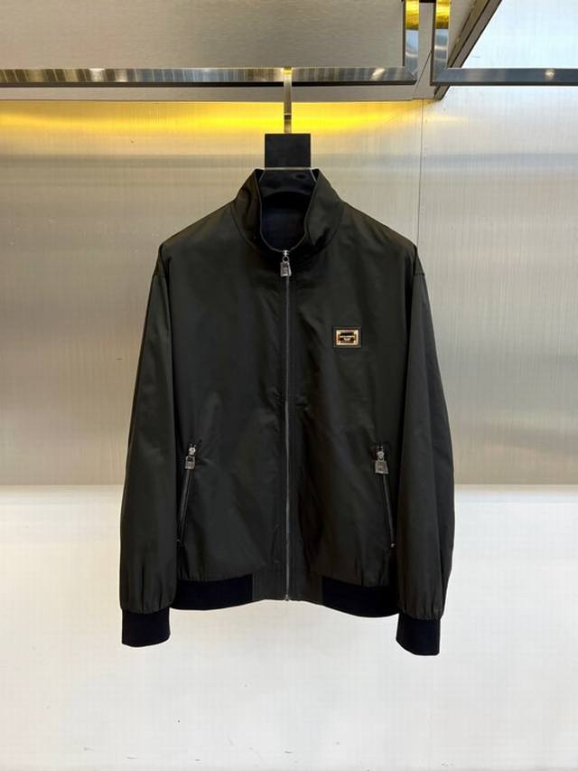 Dg杜嘉班纳、25早秋最新发售系列铁牌Logo拉链夹克外套，该款夹克外层超柔聚酯纤维防风防水，内层细腻柔软的格纹针织面料，功能与时尚型兼具。时尚美观，防风效果更