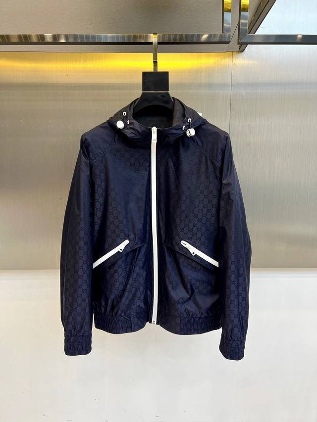 Gucci古驰、25秋冬系列Gg尼龙提花拉链夹克外套，定制尼龙缎面材质，连帽抽绳设计，简单休闲款式！这款Gg Trefoil提花聚酯纤维夹克把休闲运动风和复古摩
