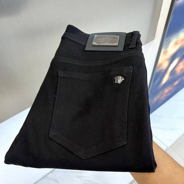 Vers范思哲、2025秋冬新品男士牛仔裤 面料弹性好。独家发售，时尚优雅 重工艺设计。采用原色酵母水洗工艺 配五金装饰 真皮皮牌 精致车线选用土耳其的棉花 生