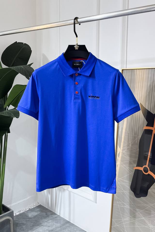 Kit On 2025Ss春夏新款Polo领短袖系列。精选优质长绒棉面料，时尚大牌元素Logo设计，上身版型超赞，面料细腻舒适透气，随意搭配都超级好看时尚型男必