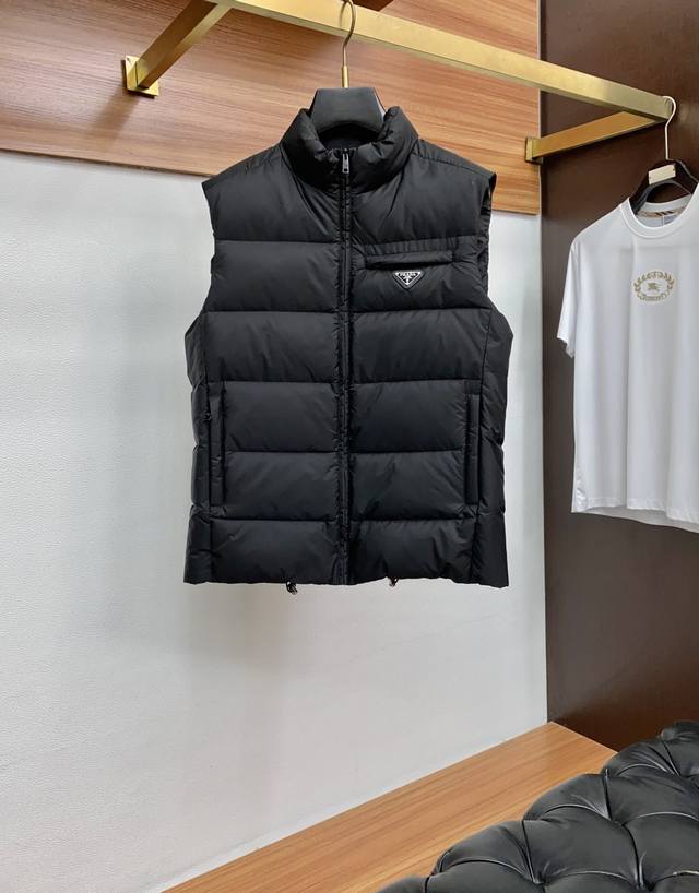 普拉达 秋冬新款羽绒马甲 原版1:1订制五金配件全进口原版定制 欢迎专柜对比 绝对的高品质 采用顶级90白鸭绒 超柔软 充羽量蓬松饱满 超级重工 面料做工杠杠的