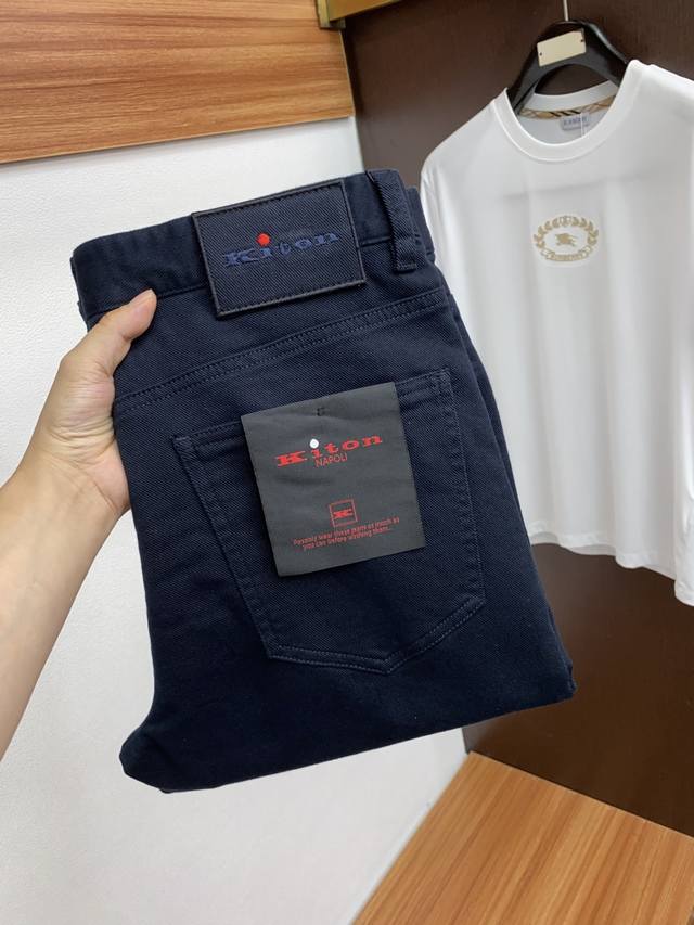 Kiton 25Ss秋冬新款 男士小直筒原单 牛仔裤 秋冬新款超柔软，弹力面料，复杂的手工艺叠加，任何一个洗水环节多停留几秒都会变成完全不一样的颜色效果，所以越