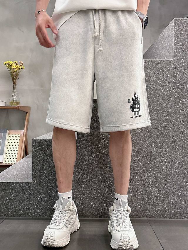 Balenciaga 顶级货品 2025夏季新款休闲短裤！品牌经典Logo休闲裤 ，定制面料，舒适度极好，手触感强烈。辨识度极高，完美品相工艺。 尺码：M-3X