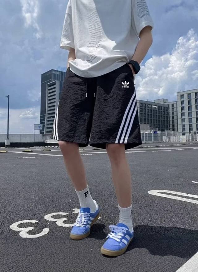 款号：Wkd84 Adidas 三叶草薄款透气侧边三条杠短裤热裤，对身材很友好的一款短裤，包容性极强，你压根不用花心思去考虑它的穿搭，小背心，衬衫，长T都可以自