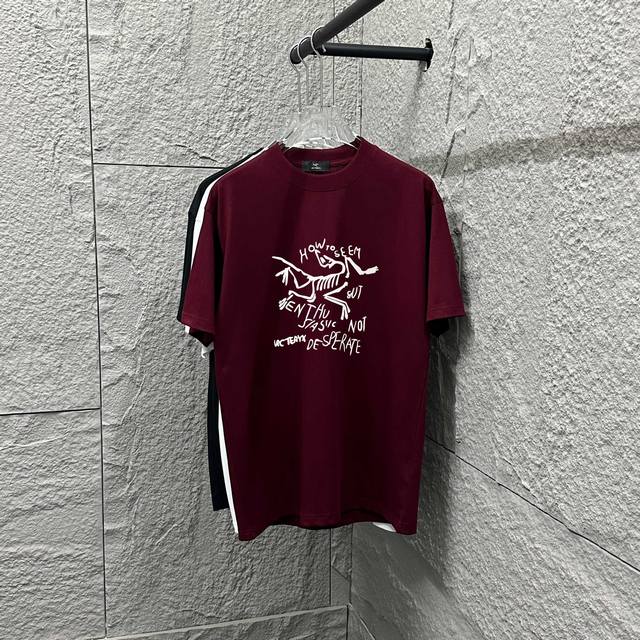 Arc'teryx*始祖*鸟2025春夏季潮牌新款 个性经典字母Logo 立体植绒工艺 定制双纱平纹纯棉面料 短袖T恤 男女同款 颜色：黑色 白色 安哥拉红色