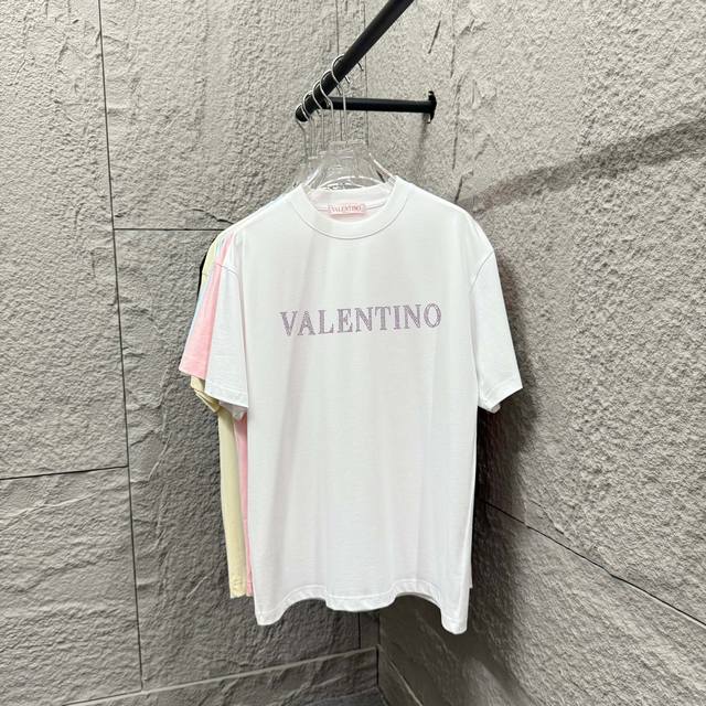 Valent*华伦*天奴 2025春夏新款 经典粉色字母烫钻工艺 定制双纱平纹纯棉面料 短袖T恤 男女同款 尺码： S 90-130斤 M 120-150斤 L