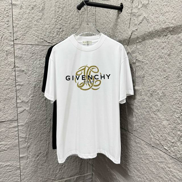 Gvc*纪梵*希2025春夏新款 经典图腾字母洒金工艺+立体硅胶工艺 定制双纱平纹纯棉面料 短袖T恤 男女同款 颜色：花灰色 白色 尺码： S 90-130斤