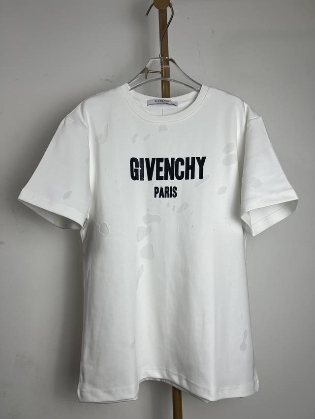 编号454# 顶级版本 纪梵希Givenchy Gvc破洞大字母圆领短袖，康利数码直喷印花，300克纯棉复合面料，同缸同色织染螺纹 颜色一致，专柜同步上新 配套