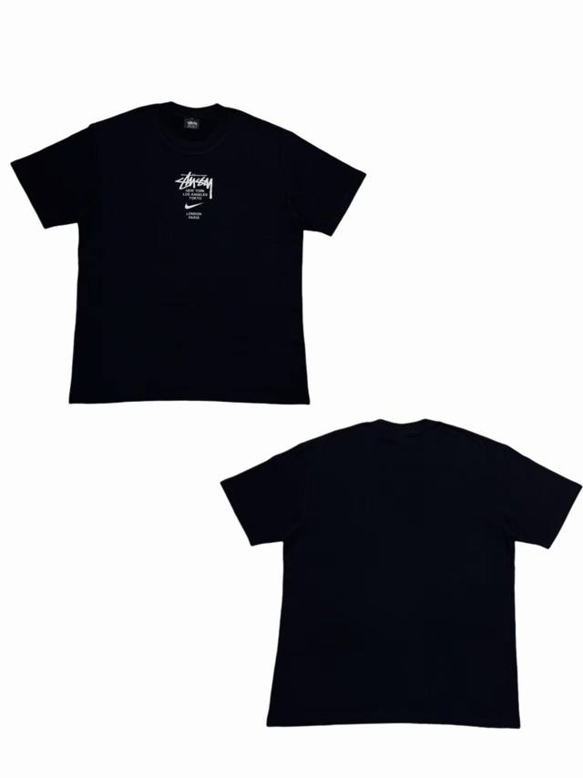 S247# 白底图 Stussy X Nike 联名款 胸前Logo短袖T恤 男女同款 采用圆筒无缝工艺 原版工艺 衣服侧面没有缝合骨位 鉴定重点 面料：全都订
