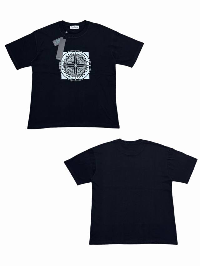 039# Stone Island石头岛 Compass 图案短袖T恤 黑白色 经典圆领设计 配合精准的剪裁比例 无论是单穿展示干净利落的形象 还是作为打底增加