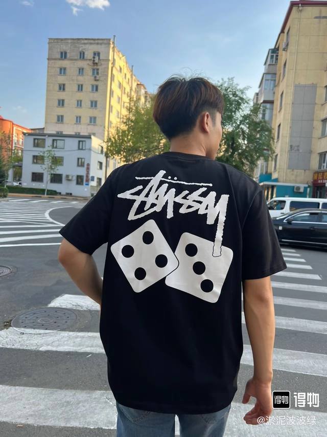 S241# Stussy Ss23 骰子糸列 印花圆领短袖T恤 男女同款 采用圆筒无缝工艺 原版工艺 衣服侧面没有缝合骨位 鉴定重点 面料：全都订织定染，260