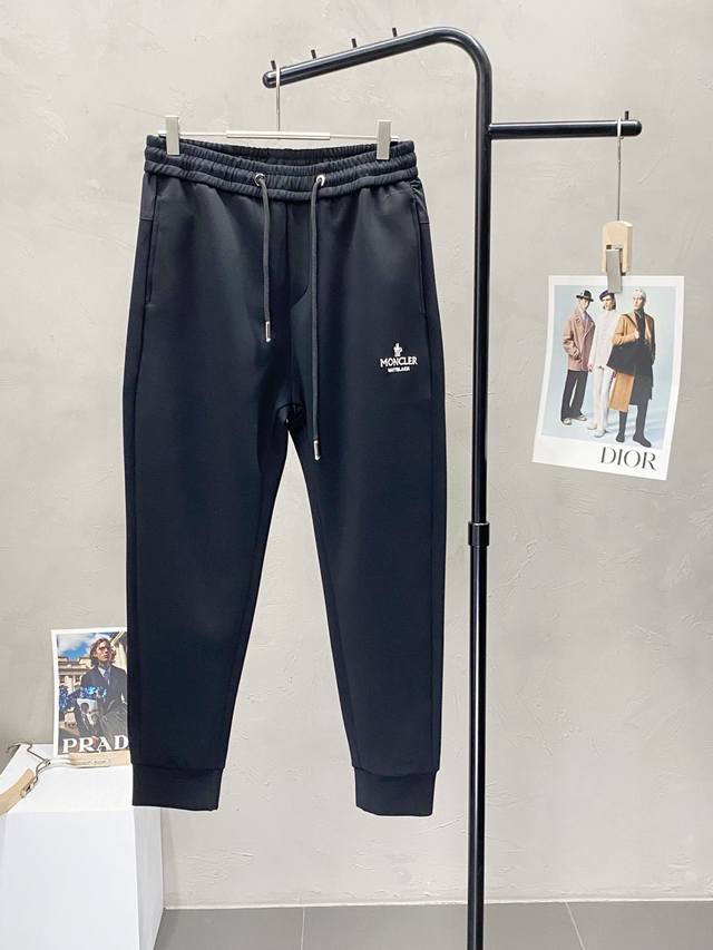 Moncler蒙口独家专供新款 春秋休闲裤 高端版本！专柜 面料 透气舒适度高，细节无可挑剔，品牌元素设计理念，体现高品质。手感细腻柔软！呈现休闲裁剪，上身版型