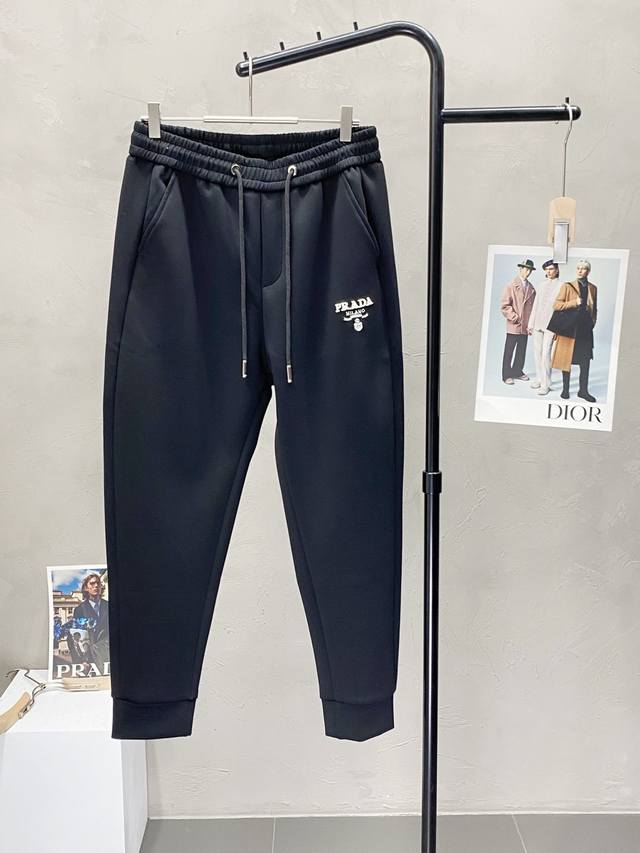 Prada普拉达独家专供新款 春秋休闲裤 高端版本！专柜 面料 透气舒适度高，细节无可挑剔，品牌元素设计理念，体现高品质。手感细腻柔软！呈现休闲裁剪，上身版型超
