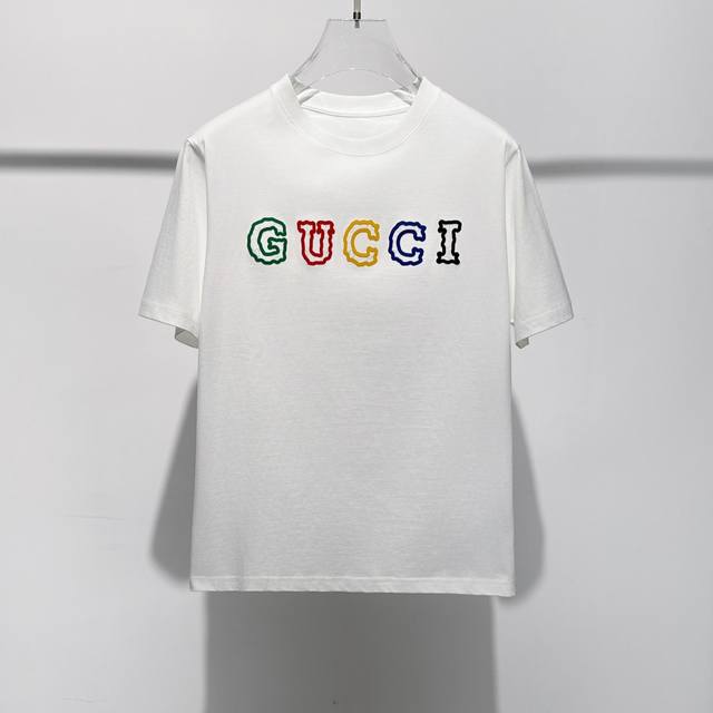 Gu2025春夏新款首发专柜最新款短袖圆领T恤 高端订制 设计前卫时尚！品牌字母Logo重工艺设计 高端定制纯棉面料.手感柔软.穿着舒适.专柜级别精致车线.做工