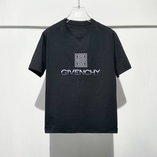 Gvc2025春夏新款圆领短袖.巴黎时装周同款,主打潮流,Give专柜同步款.拼色Logo字母系列情侣短袖 采用240克定制精梳纯棉，领口定制螺纹不变形，领口包