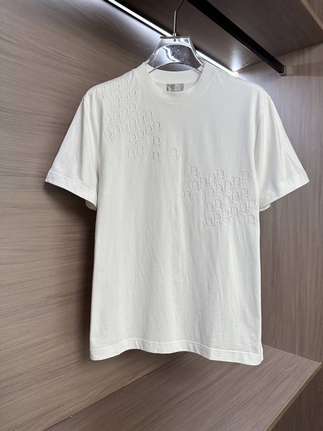 Cd迪家25Ss夏季最新款短袖圆领T恤 高端订制 设计前卫时尚！品牌字母Logo重工艺设计 高端定制240克面料.手感柔软.穿着舒适.专柜级别精致车线. 颜色：