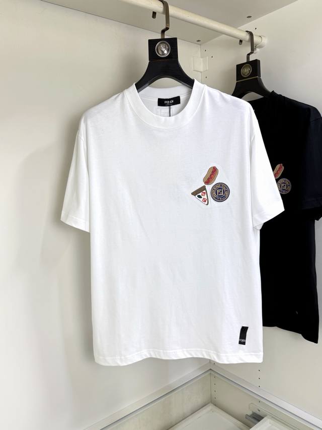 高版本 Fendi 芬迪 顶级圆领休闲短袖 顶级版本 高级定制百搭款式 任何人都可以轻松驾驭 面料全订制工艺 胸前奢华经典品牌最新Logo设计，非常显档次懂货的