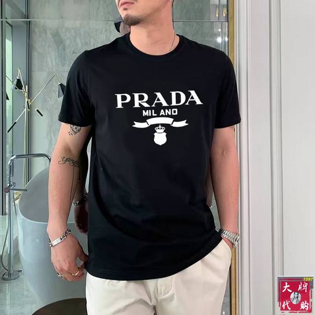 Prada 普拉达 春夏新款男士短袖T恤圆领，全新升级百搭基础款，低调奢华，品格之选！甄选进口面料打造而成，吸湿性好，舒适透气，享受轻薄轻松自在的穿着体验，有着