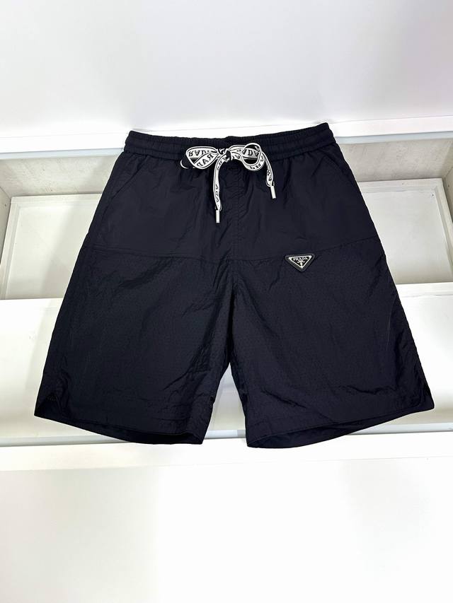 Prada 普拉达 专柜最新款 松紧带休闲运动短裤 专柜面料打造 手感柔软 轻薄透气 专柜现在售 纯色 一比一原版细节 做工无可挑剔 上身有型超帅气 细节完美
