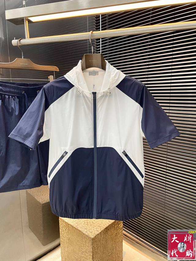 一套不拆卖 Dior- 迪奥 重磅推荐！春夏新品 十足腔调 上身非常的赞 超有型 绝对是吸引回头率的利器！时尚潮流套装。采用进口聚脂纤维面料，舒适度好，车工精湛