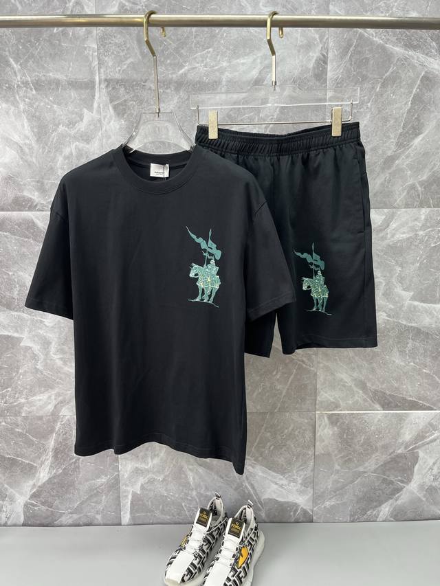 Burberry巴宝莉 2025Ss圆领短袖短裤套装 纯棉面料上身不会闷热，爽滑舒适的亲肤效果更加透气，面料自带肌理感 经典徽标工艺 独有的角度全新演绎 时尚百