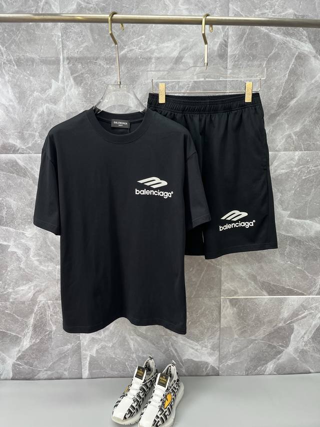 Balenciaga巴黎世家 2025Ss圆领短袖短裤套装 纯棉面料上身不会闷热，爽滑舒适的亲肤效果更加透气，面料自带肌理感 经典徽标工艺 独有的角度全新演绎