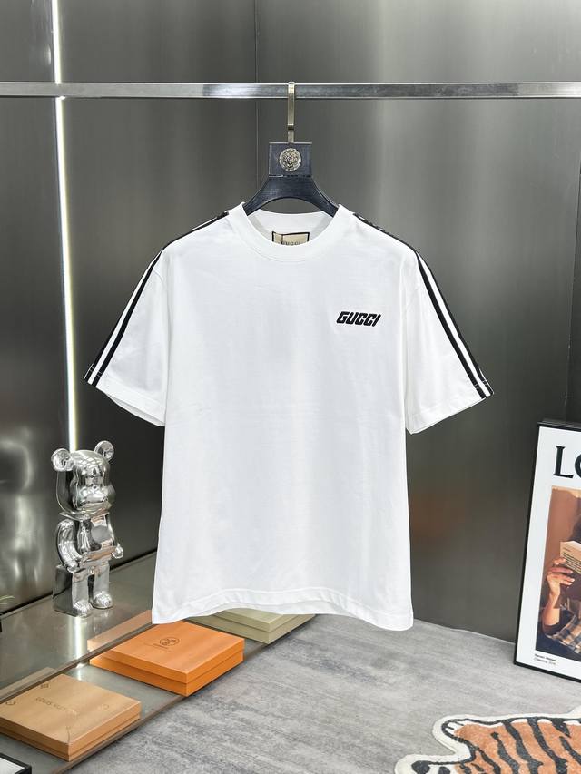 Gucci 2025春夏新款首发专柜最新款短袖圆领T恤 高端订制 设计前卫时尚！品牌Logo重工艺设计 高端定制丝光云朵棉面料.手感柔软.穿着舒适.专柜级别精致